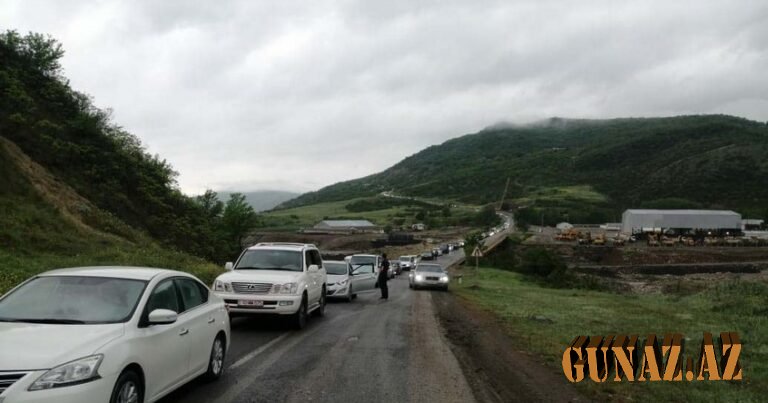 Ağsu aşırımında qəza tıxac yaratdı