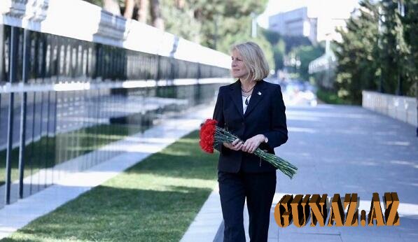 Blinkenin köməkçisi Şəhidlər Xiyabanını ziyarət edib