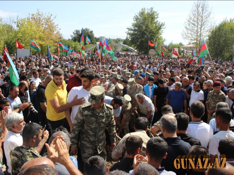 Şərur igid şəhidini son mənzilə yola saldı Şərur igid şəhidini son mənzilə yola saldı
