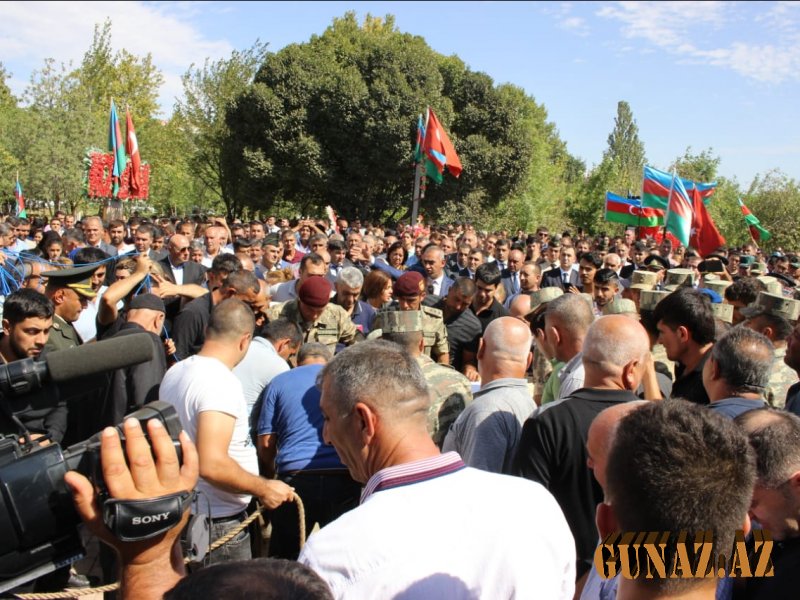 Şərur igid şəhidini son mənzilə yola saldı Şərur igid şəhidini son mənzilə yola saldı