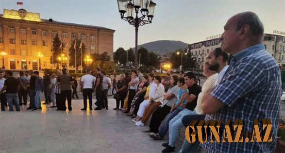 Xankəndidə etirazçılar "prezident iqamətgahının" girişini BAĞLADILAR - VİDEO