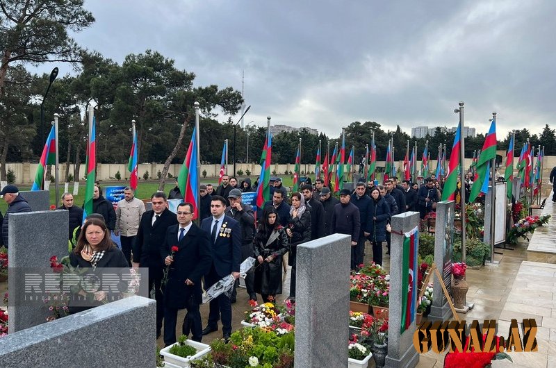 Zəfər Günündə İkinci Şəhidlər xiyabanına insan axını başlayıb