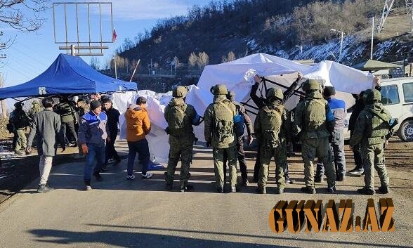 Azərbaycanlılar Xankəndi yolunda çadır qurur