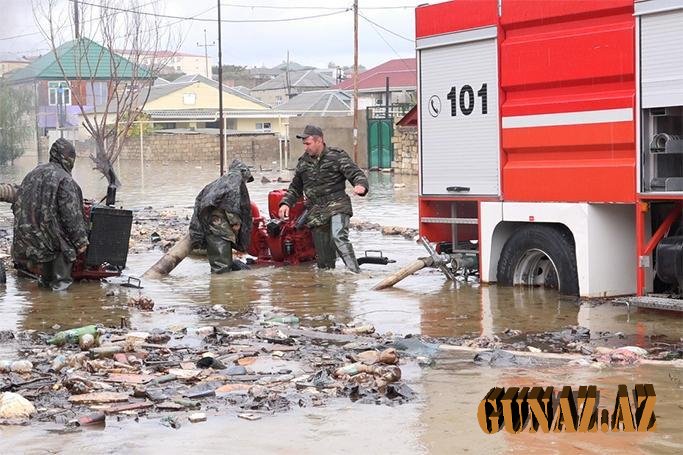Qubada su borusu partladı- Küçələri su basdı