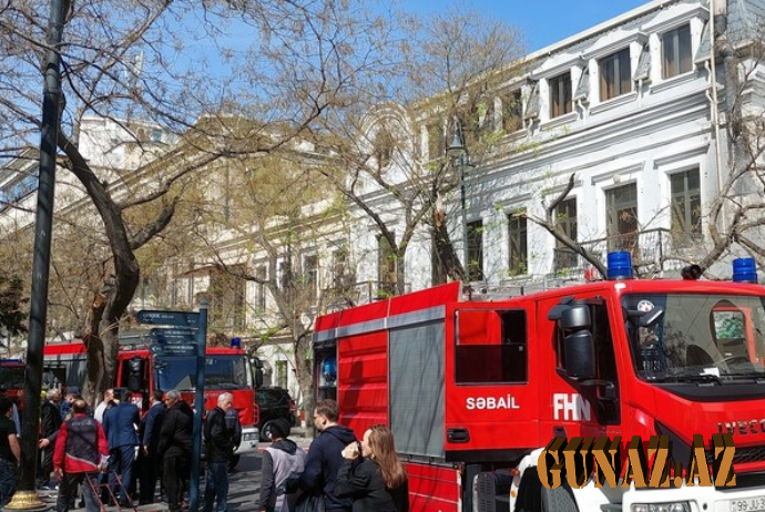 Bakının mərkəzində kafe yanır