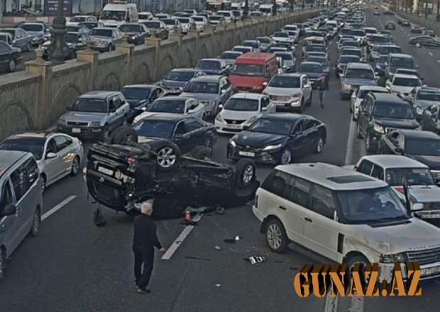 Bakıda maşınla motosiklet toqquşdu, sıxlıq yarandı