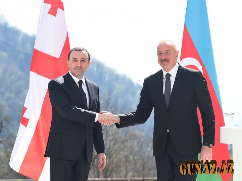 İlham Əliyev Qaribaşvilini Qəbələ şəhəri ilə tanış etdi