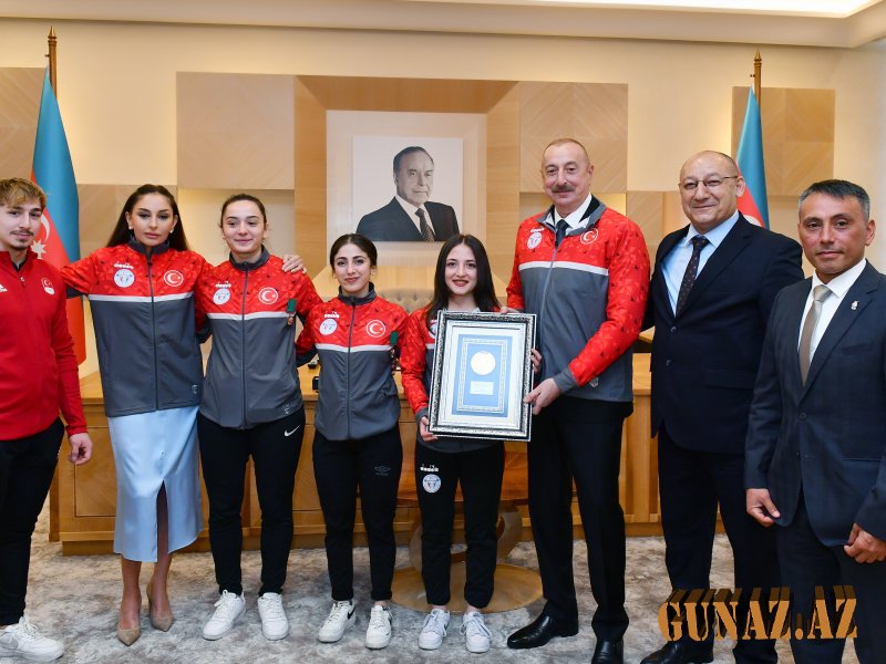 Türk atletlər Prezident və xanımı ilə selfi çəkdirdi