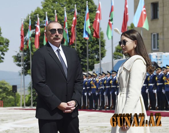 Prezident və xanımı açılışda