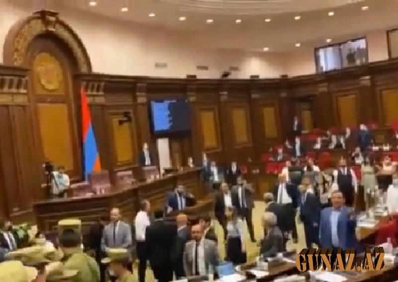 Ermənistan parlamentində əlbəyaxa dava