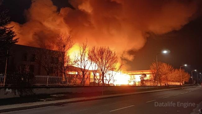 İstanbulda zavodda güclü yanğın baş verib