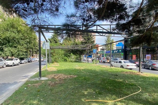 Paytaxtda yaşıllıq ərazi zəbt edilərək yerinə kafe tikilir? - FOTO