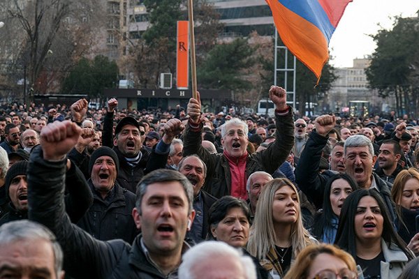 Etirazçılar küçələri bağladı