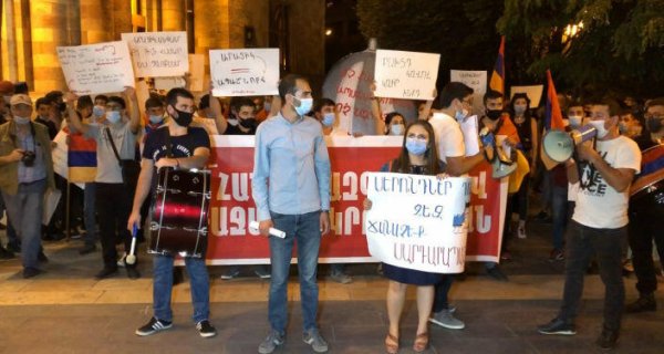 İrəvanda gecə saatlarında yürüş başladı