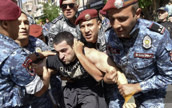 Ermənistan polisi Köçəryanın oğlunu saxladı - Video