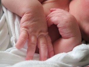 Salyanda küçədən yeni doğulmuş qız uşağı tapıldı