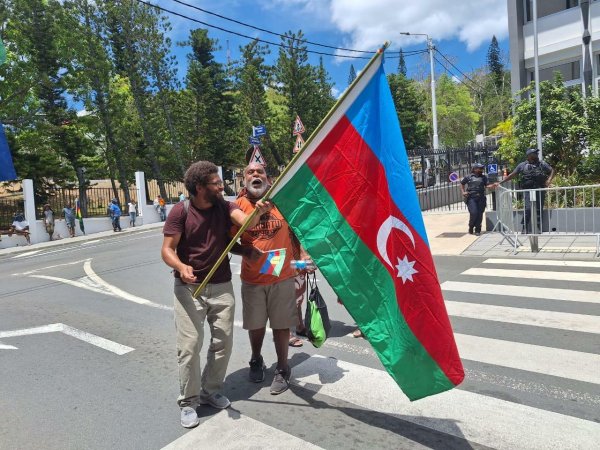 Fransaya qarşı etiraz: Azərbaycan bayraqları qaldırıld