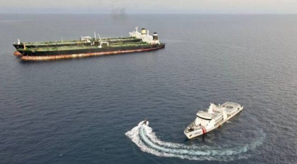 İran neft tankerini ələ keçirdi