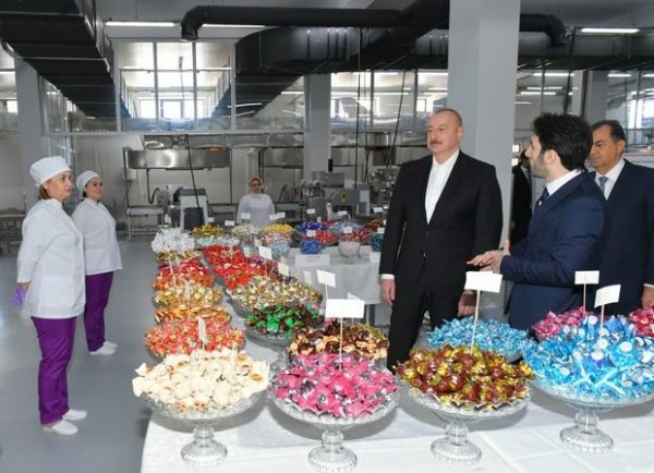 Prezident qənnadı məhsullarının istehsalı müəssisəsinin fəaliyyəti ilə tanış olub