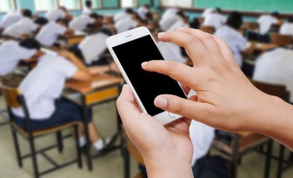 Bu ölkədə məktəblərdə telefon qadağan edildi