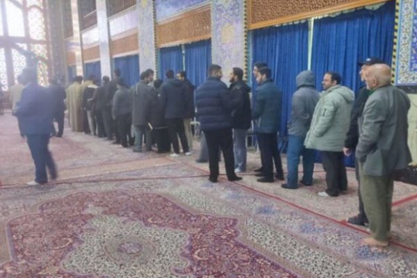 İranda silahlı şəxs seçki məntəqəsinə hücum edib - FOTO