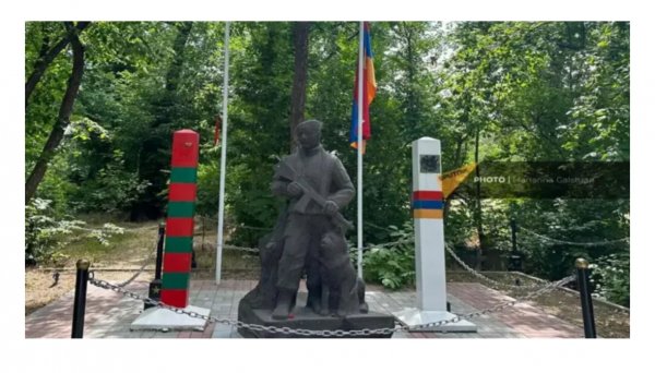 İrəvanın Qələbə parkında Rusiyanın bayrağını və gerbini cırıblar