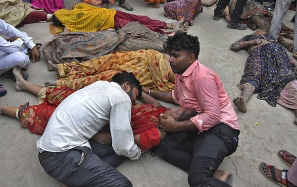 Hindistanda dini ayin zamanı izdiham - 100-dən çox ölən var