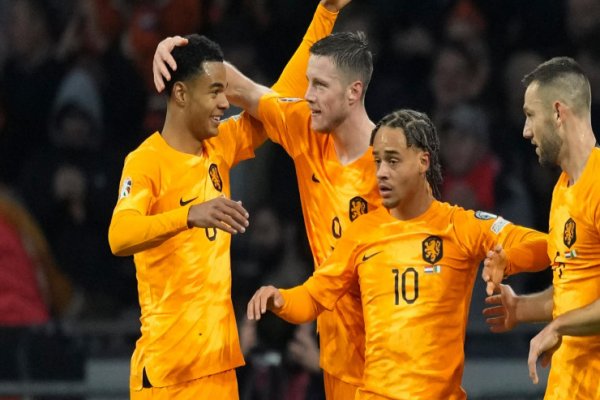 Niderland ¼ final mərhələsinə çıxdı