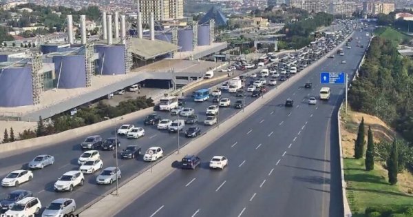 Bakının bir sıra yollarında sıxlıq var - SİYAHI