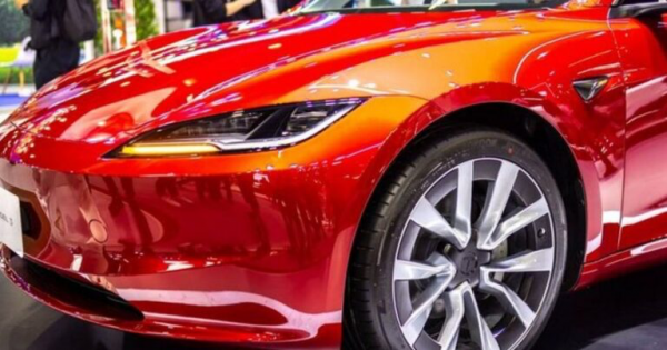 “Tesla” iki milyona yaxın avtomobili nasazlığa görə geri çağırdı
