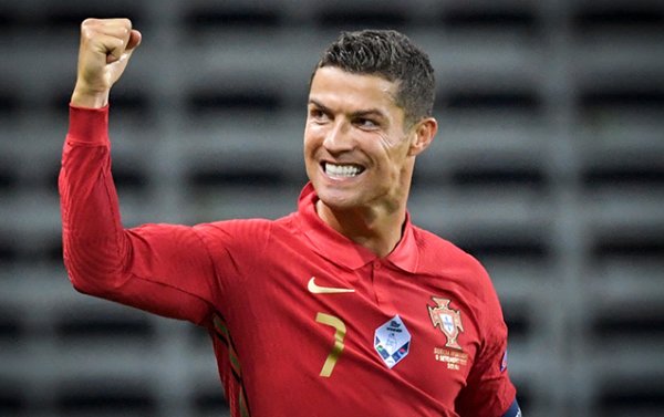 Ronaldo karyerasında 900-cü qolu vurdu