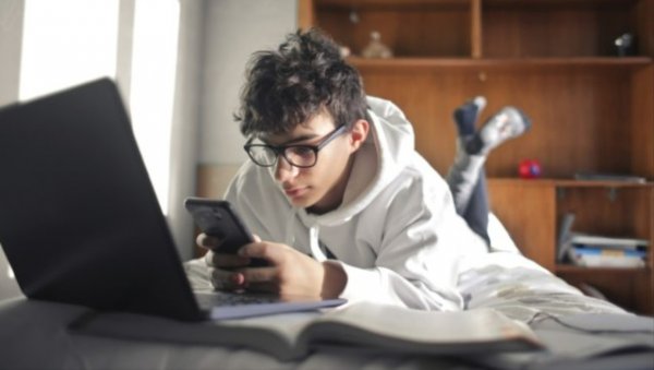 Telefon yeniyetmələrə qadağan edilə bilər