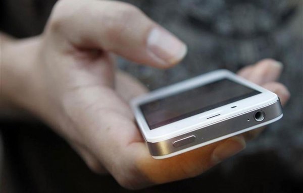 Telefonla əsla sağ qulaqda danışmayın!