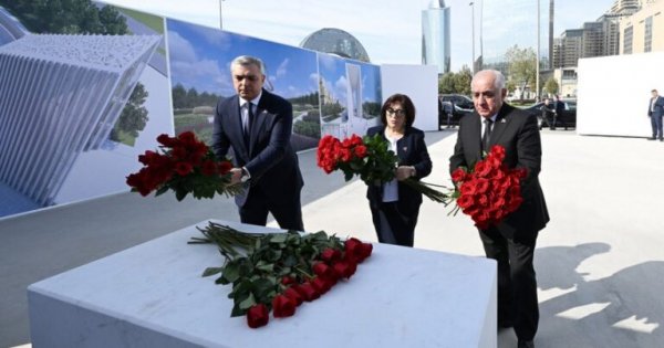 Dövlət və hökumət rəsmiləri Zəfər parkında olublar