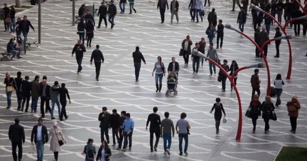Bakıda paltarsız gəzən şəxslə bağlı QƏRAR VERİLDİ