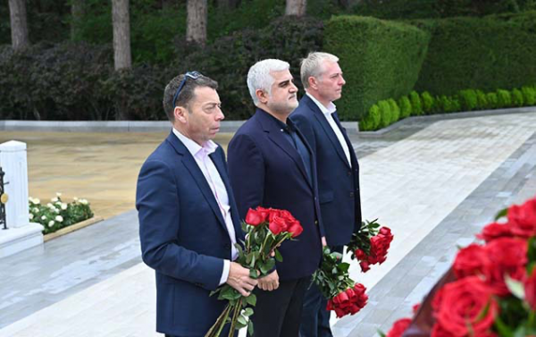 Böyük Britaniya lordları Fəxri xiyabanı ziyarət etdi - Fotolar