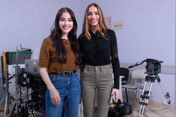 Özge Gürel Arzu Əliyeva ilə bir arada