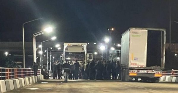 İranda dizel yanacağı bahalaşdı: Ermənistan sürücüləri sərhəddə yolu bağladı