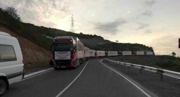 900-ə yaxın erməni yük maşını Rusiyaya keçə bilmir