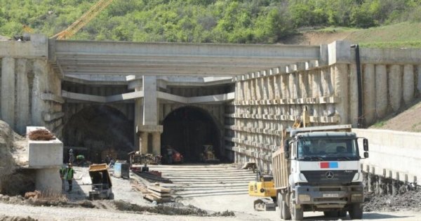 İsmayıllı yolunda təmir dayandı?