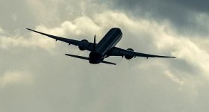 Sərnişin təyyarəsi Xəzər üzərində qəza siqnalı verdi