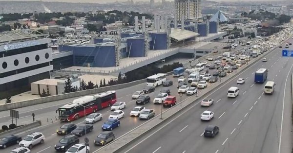 Bakının bir sıra yollarında nəqliyyatın sıxlığı yarandı