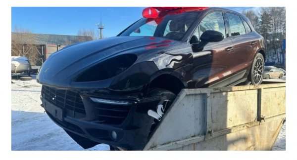 Kişi arvadına hədiyyə aldığı "Porsche" avtomobilini zibil qutusuna atdı