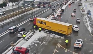 Bakıda qəza, yük maşını yoldan çıxdı