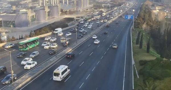 Bakının bir çox yollarında tıxac müşahidə edilir