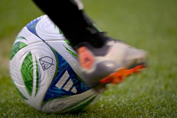 Futbol klubu yaşayan futbolçuya yas tutdu - Üzr istədilər
