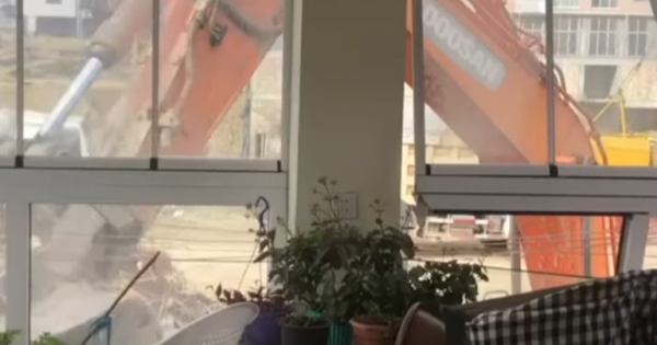 Evi başına uçurdulan qadın hadisənin detallarını açıqladı