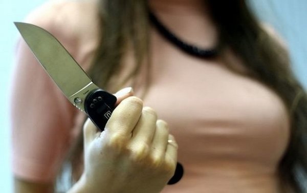 Qadın “TikTok”da mübahisə etdiyi şəxsi bıçaqladı - Yenilənib
