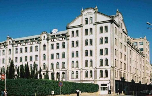 “Landmark” biznes mərkəzi satıldı - İşçilər binaya buraxılmadı