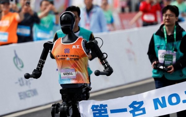 Robotlar insanlarla yarışdı - Çində ilk